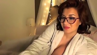 The Woman Dildos Her Pussy To Orgasm On Webcam