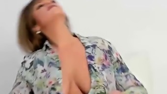Sexy Gorgeous Mommy Masturbation On Live Webcam
