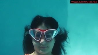 Underwatershow Presents Micha The Underwater Gymnast
