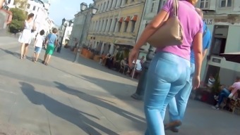 Delucious Big Butts Milfs In Tigth Jeans