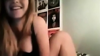 Esta Joven Se Calienta Y Se Masturba Por Webcam