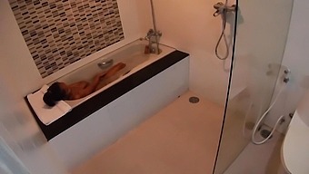 Hot Amateur Thai Teen Fucking In The Bath