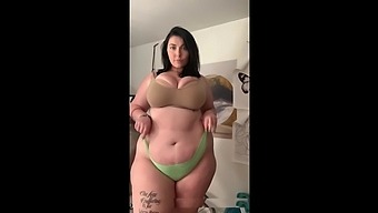 Brunette Pawg Teases The Public By Showing Off Her Nice Curves