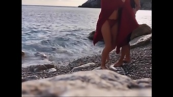 Kinky Amateur Couple Enjoys Beach Fuck! Girl Pisses After Orgasm!