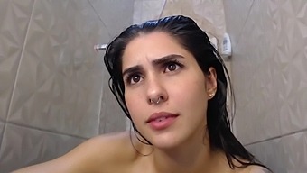 Jangreybianca Takes A Shower