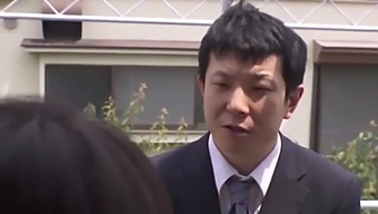 ربة منزل يابانية تعطي جنس فموي مذهل في فيديو حسي ..