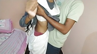 Der Bikini-Gekleidete Körper Einer Indischen Schülerin In Einem Hd-Sexvideo Für Studentinnen