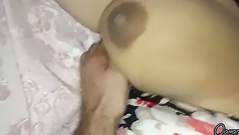 الهاوي ثنائي الجنس يمارس الجنس بقوة ويبتلع السائل المنوي في فيديو جنسي مصري