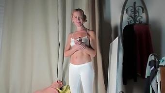La Chevauchée De Gode D'Une Milf Blonde En Cours De Yoga