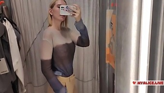 Une Bombe Blonde Essaie Des Vêtements Transparents Dans Une Cabine D'Essayage De Centre Commercial