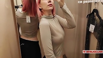 Vestida Com Lingerie Transparente, Uma Ruiva Mostra Seu Corpo Em Um Shopping