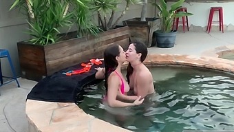 Loads Of Cum And Pussy Licking In An Outdoor Threesome