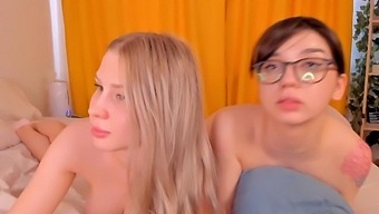 Amateur Lesbian Pair Twerks And Shakes Their Asses On Webcam