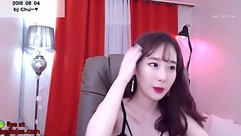 Asian Teen Amateur Masturbates On Webcam