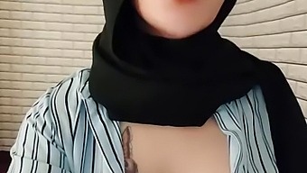 Public Shemale Solo: Indonesian Hijabi