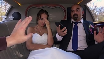 业余拉丁裔新娘在豪华轿车里被手指和操
