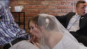 Невеста И Жених Занимаются Оральным И Анальным Сексом В Свадебном Видео.
