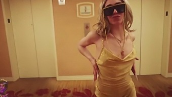 Blond Babe Driver Clownen Vild Med Twerking Och Intensiv Sex