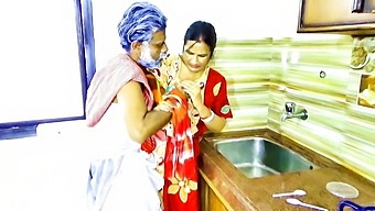 Индийский Фермер Соблазняет Свою Красивую Невестку-Подростка В Загородной Обстановке.