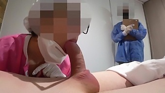 日本人の看護師が前立腺マッサージを行い、患者のチンポに跨って楽しんでいます。