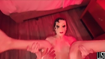 Eine Devote Frau In Einer Maske Wird Von Einem Perfekten Partner In Den Arsch Gespielt