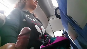 En Voyeur Övertygar En Mogen Kvinna Att Utföra Oralsex På Honom I En Offentlig Buss