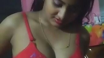 Village Bhabi Rashmi在这个热辣的desi视频中给了一个惊人的口交,并让她的阴道被操
