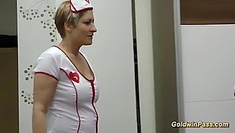 Γερμανικές Νοσοκόμες Με Δερμάτινα Ρούχα Συμμετέχουν Σε Ένα Ακραίο Όργιο