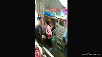 فتيان جامعيون آسيويون تم القبض عليهم في الحمام بكاميرا عالية الدقة