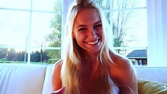 プロキシ・ペイジの自家製ビデオは、長い髪のアナルオナニーを特集しています。