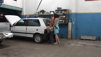 性感的西班牙熟女在车库里被她的技工操了