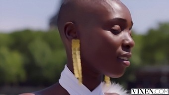 アフリカ人女性が初めての大きなチンポを膣に体験するハードコアビデオ